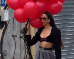 טליה עובדיה יצאה לרחוב בחזייה, אבל אותנו מעניינת החצאית
