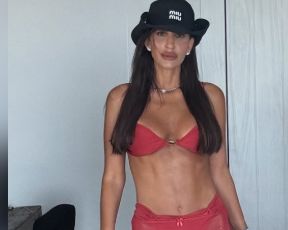 בביקיני וקוביות בבטן: עינב בובליל לובשת את הטרנד הכי חם