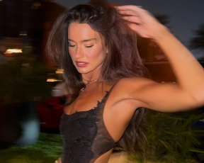 מחשוף הגב של אדל בספלוב נדיב, אבל השסע עוד יותר