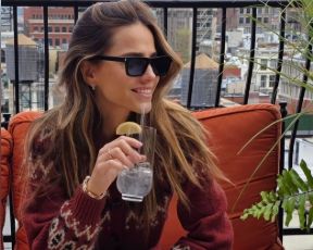 רותם סלע בג'ינס וסוודר שכולנו תיכף נלבש