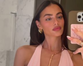 מזל שעוד חם: יעל שלביה בשמלת קיץ עם מחשוף מפתיע