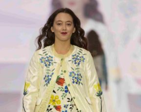 המופע של טובה'לה: כך הגיבה מרים אדלסון כשראתה את נכדתה על המסלול