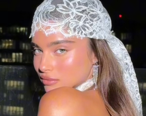 כיסוי ראש ומיני מתחרה: הלוק הזה של נועה קירל לגמרי ראוי לכלה