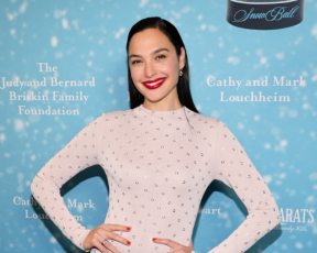 עם הרופאים שהצילו את חייה: גל גדות מציגה את הפרשנות שלה לשמלת העירום