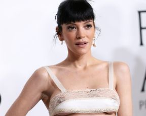 בחזייה שקופה והרבה שרירי בטן: שמלת הנקמה של לילי אלן