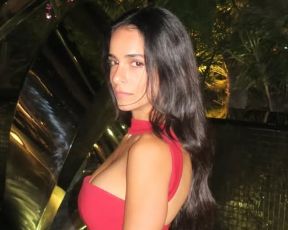 פורחת מאהבה: אורטל עמר רותחת בשמלה אדומה בחופשה זוגית