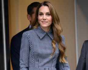 לא רק בלונדינית: קייט מידלטון בגוונים בהירים ותיק מושלם