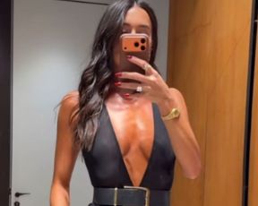 המחשוף שלא נגמר: אדל בספלוב חוגגת בשמלה מטורפת