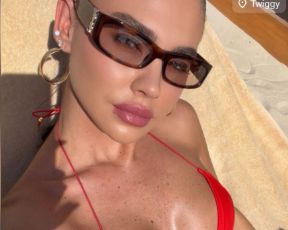 את בטוחה שזו אימא שלך? רוסלנה והביקיני בחופשה משפחתית