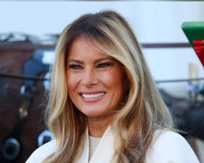 רק היא מסוגלת: מלניה טראמפ יוצאת לגינה בנעליים לא הגיוניות