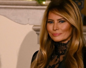 סולידית? חכו שתראו מה מלניה לבשה מתחת לז'קט