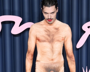 "לוק שהוא הטרדה מינית": הפיד לא מתאושש מהמראה הקשה בטקס פרסי האופנה הבריטי