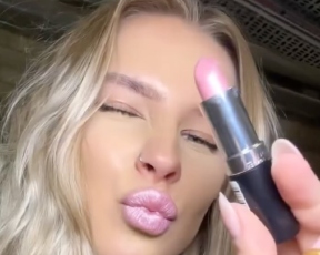 אופס, הן עושות את זה שוב: טרנד השפתיים המיושן הזה חוזר ובענק