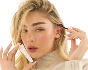 ג'ל הגבות שלא זז מאיתנו, השפתון שלא זזנו ממנו: אלה מוצרי הביוטי שהכי אהבנו ב-2025