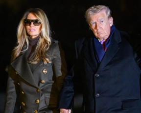 על עקבים מטורפים: מלניה טראמפ במגפיים הורסים ומעיל מהחלומות