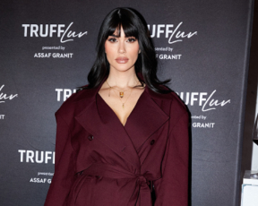 בלי פאניקה, אבל יש מצב ששיר אלמליח לא לובשת כלום מתחת למעיל