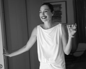 עם מחשוף צד מסוכן ביותר: גל גדות בשמלה מטורפת