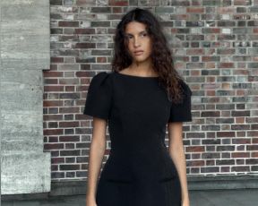 הכי מחופשת: נמצאה השמלה השחורה המושלמת במחיר מעולה