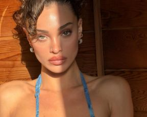 בצל הדרמה: עדן פינס עולה על ביקיני קטן בחופשה זוגית עם אושר כהן