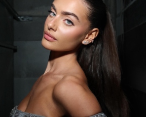 זה סריג או תכשיט? לא ברור, אבל יעל שלביה נראית וואו