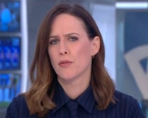 מודות, לא ראינו את זה בא: יונית לבשה חולצה מאוד מפתיעה אתמול במהדורה