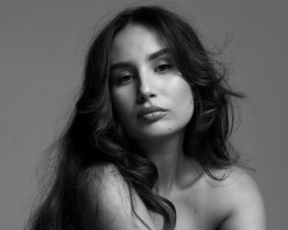 מינימלי במקסימום: גאיה קלדרון יפה מתמיד בצילומים חדשים