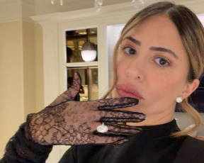 בקור של פריז: לי אלון מדגמנת מיקרו שורטס וטבעת יהלומים מטורפת