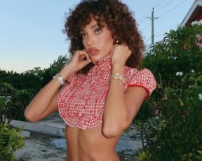 עדן פינס לובשת את הביקיני הקטן בעולם בחופשה עם אושר כהן