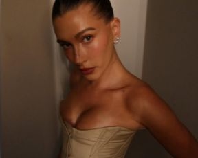 לנשום עמוק: היילי ביבר נדחסה למחוך הקטן בעולם