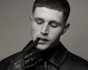 קשה לא לזהות: הדוגמן ההורס הזה הוא הבן של זוג ישראלי מפורסם ואהוב