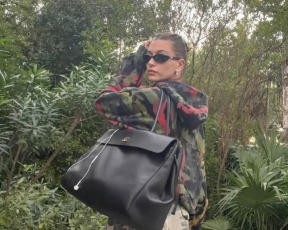 כל אחת סוחבת איתה: התיק הנחשק של קיילי והיילי מסמן טרנד חדש וגדול