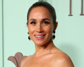 בסטרפלס וגלימה: הרבה זמן לא ראינו את מייגן מרקל כל כך זוהרת