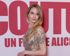 אחרי השמועות המדאיגות: אנג'לינה ג'ולי נראית בשיא בשמלת עירום מנצנצת