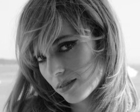 נוצות וחצאית ענקית: בתם של שני הכוכבים נישאה בשמלה חלומית