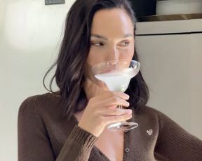 גל גדות לובשת את הסריג הכי רותח של הרגע