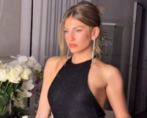 רגע לפני כל אירועי האביב: טיילור מלכוב לובשת את השמלה המושלמת