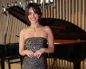 הביאו את השמש: דנית בשמלת סטרפלס מנומרת, ספיר בטוטאל לוק לבן