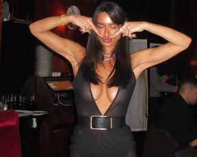 כזה מחשוף עוד לא ראינו: אדל בספלוב שוברת שיאים של עצמה