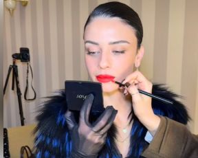 עם עגיל בשן ומעיל הורס: נינט טייב מצטלמת ומוכיחה שהיא הכי יפה בארץ