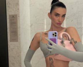 מישהי לבשה את זה קודם: פרידה בחזייה וחצאית שאי אפשר להתעלם מהם