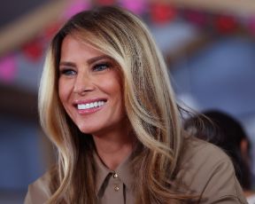 בשיא הלחץ עם איראן: מלניה טראמפ בלונדינית מתמיד ועם עקבים מטורפים