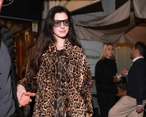 אחרי ההערות על הפנים שלה, אן האת'וויי יצאה בלי איפור (אבל עם מעיל מושלם)