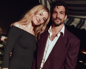 היא האיטגירל החמה של הרגע, ברור שהיא תמצא את שמלת הניינטיז המושלמת