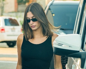 קלאסית, אבל חצופה: השמלה של היילי רק נראית תמימה