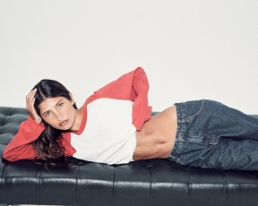 החלום האמריקאי: החולצה הבייסיקית הזאת הפכה פתאום לדבר הכי לוהט בעולם