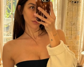 חודש אחרי הלידה: שני גולדשטיין מדגמנת לוק מלחמה לוהט במיוחד