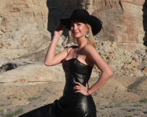 באמצע המדבר: איוונקה הצטלמה בשמלת עור, אבל אז עברה לטייץ הכי טרנדי