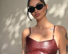 בגזרה חדשה ושמלת מיני קצרצרה: פרידה עוזיאל בשיא שלה