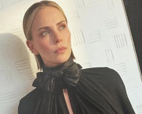 עם חצאית מיני קצרצרה וביריות: שרליז ת'רון רותחת