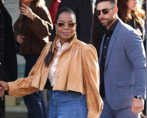 בגזרה חדשה וג'ינס רותח: בגיל 72 אופרה ווינפרי נראית מושלם